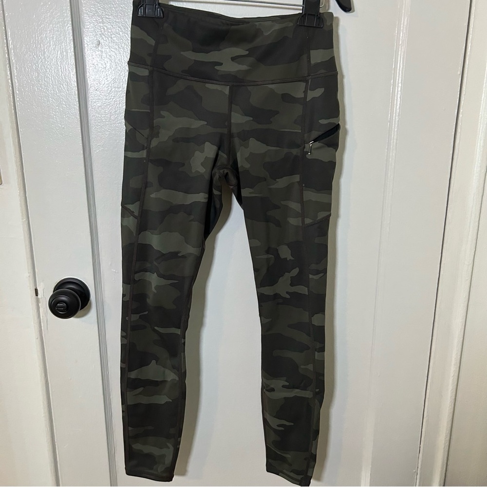 Athleta CAMO CONTENDER 7/8 TIGHT IN POWERLIFT  Leggings